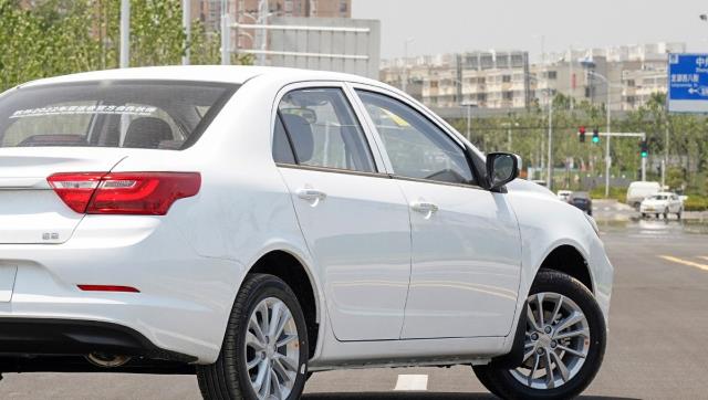 吉利远景|“价格屠夫”跌至3.99万，一公里3毛钱，6个月狂甩2.5万辆，漂亮