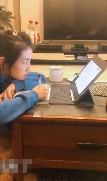 学霸:张子枫做高考题时,有谁注意她看的题,学霸都直呼厉害了