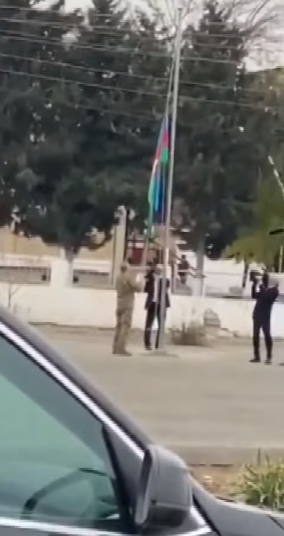 阿塞拜疆總統駕車視察納卡地區 跪地親吻國旗-圖3