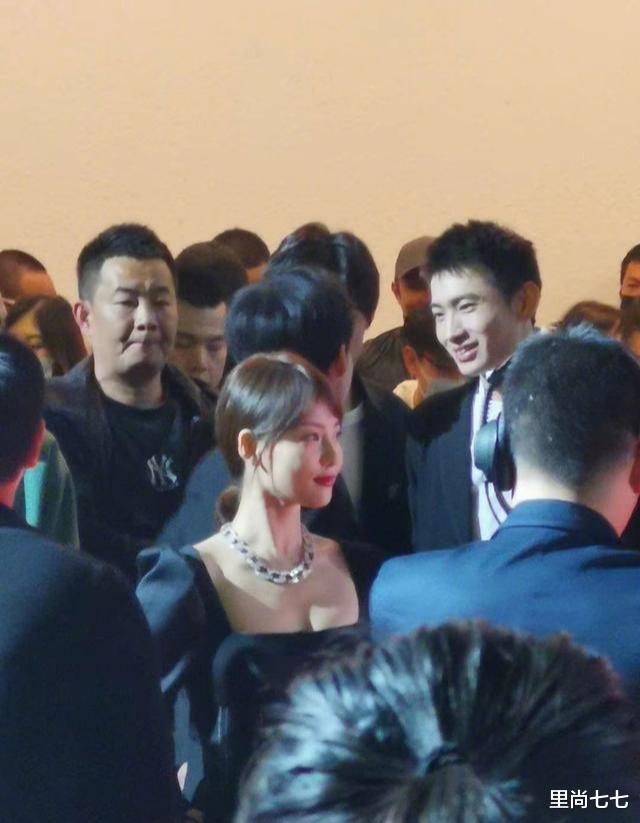 杨幂|北电校庆太排场！赵薇穿得随性周冬雨隆重，张嘉倪壮硕杨幂失水准