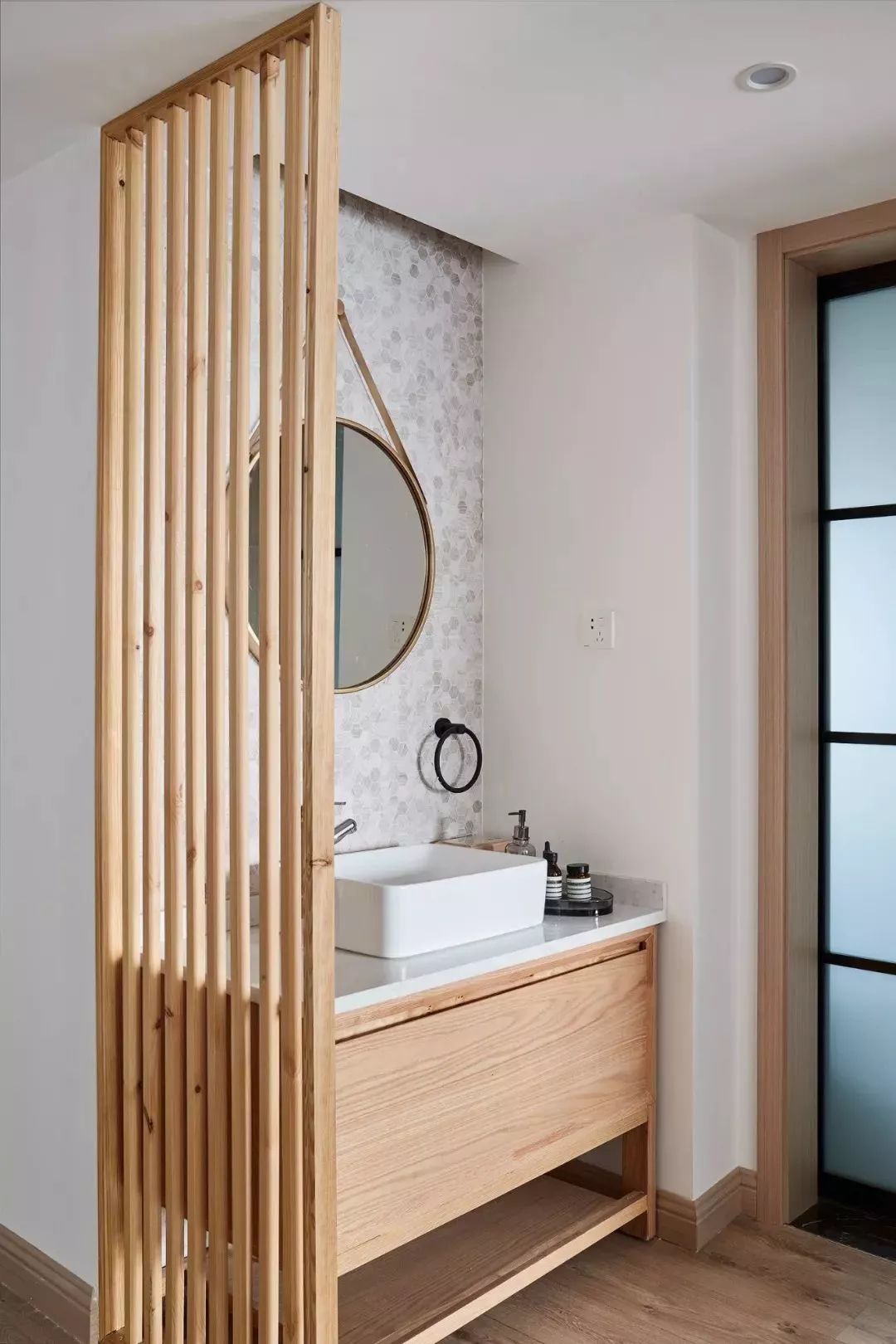 ▲狭小的玄关、过道,照着这样做吊顶,让你家更大气有层次感!