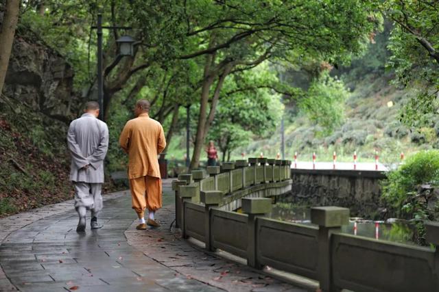 灵隐寺|4年前,那个入职灵隐寺90后小伙,还不起房贷辞职“还俗”了