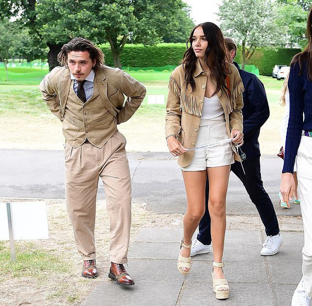 权珉娥|贝克汉姆全家希腊度假,大海中拥吻女儿,9岁小七花式粘老爸