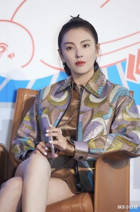 张雨绮|张雨绮首次对“断层鞋”下手，坐下时腿部无间隙，连张纸都塞不下