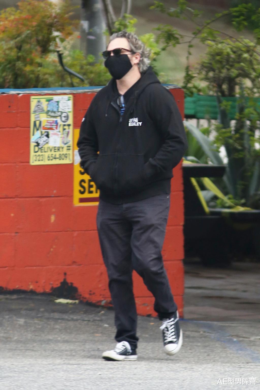 #杰昆·菲尼克斯#46岁杰昆·菲尼克斯偷跑出门遛弯!小丑身材又胖了,肉嘟嘟超可爱