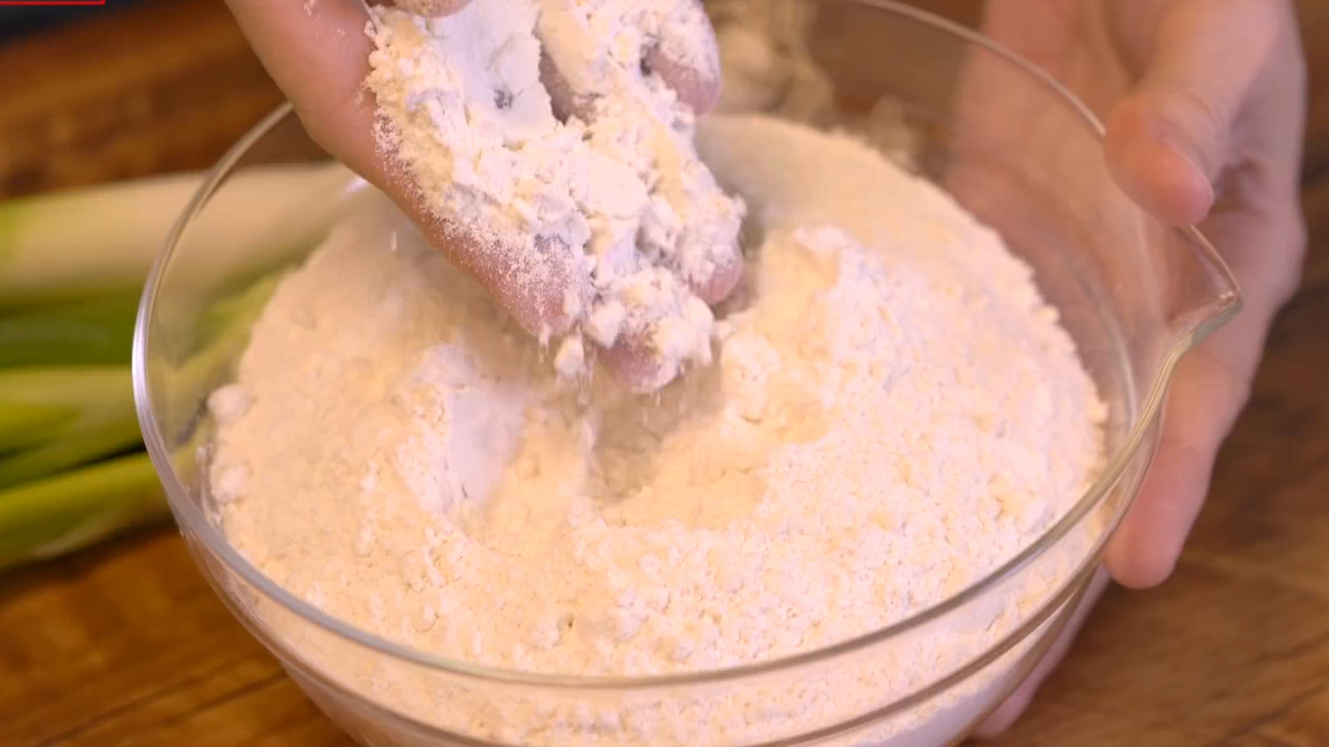 『葱油饼』一把小葱，一碗面，做成香酥葱油饼，尝一块就念念不忘