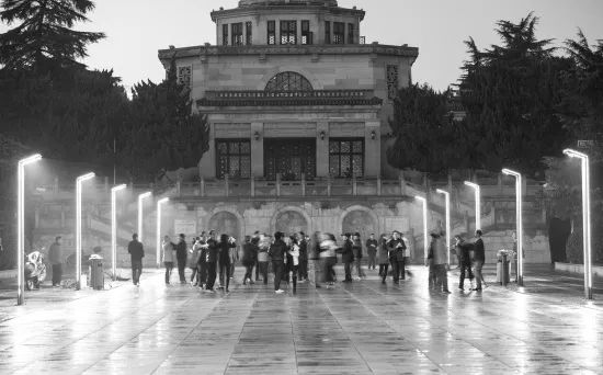 潇湘晨报|明文禁止却仍有市民在烈士陵园跳广场舞,大爷:人民幸福是烈士的期望