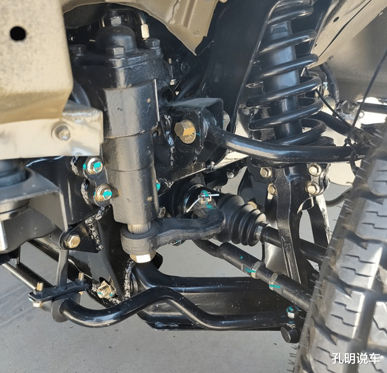 越野车▲55年没白等，北汽212越野车迎来大改！铁顶独悬带屏幕