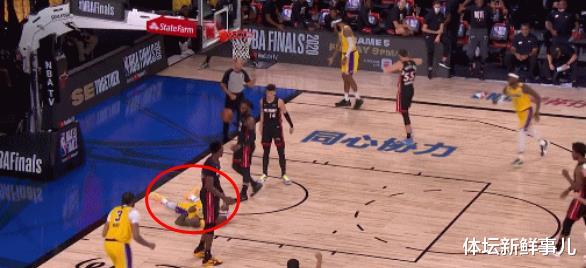 热火队|输球又输人！湖人102-96热火，杨毅曝内情，詹姆斯暴怒，谁注意霍华德举动