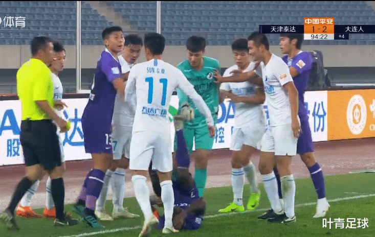 中超|疯狂！5分钟3红牌！中超大战爆发激烈冲突：推搡+报复+踢人