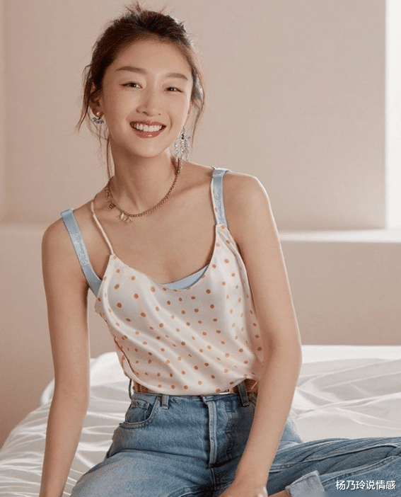 「周冬雨」周冬雨代言维密内衣?瘦成“排骨”都能行,网友:二次“发育”