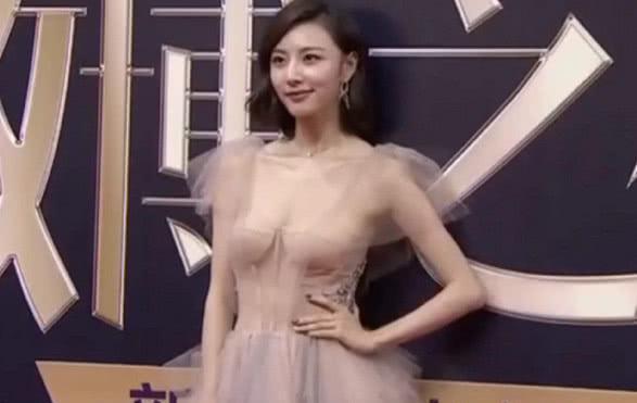 王思聪|有一种叫做“ 50度”裙子，难怪王思聪会摔倒，人们看着“鹿撞”