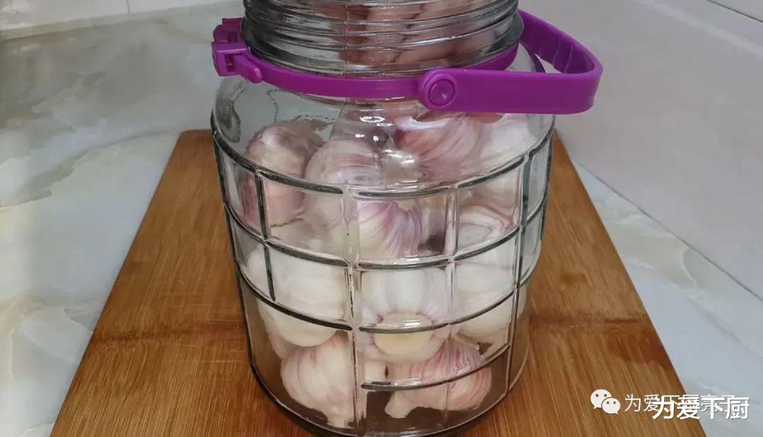 []糖醋蒜这做法才正宗，掌握配方比例，一次做四斤，吃半年也不怕坏