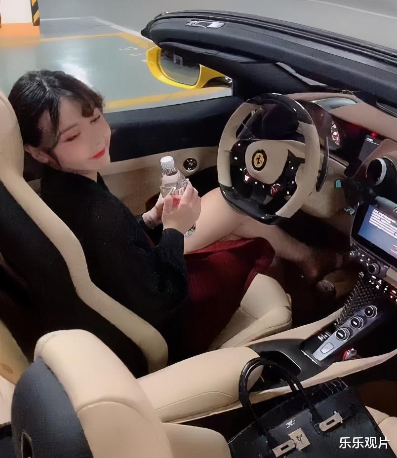 赵薇|韩安冉又买700万的超级豪车，离婚后做单亲妈妈的她超幸福