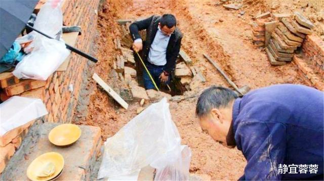 「湖北」湖北特大发现，挖出1男7女合葬墓，专家：快挖！底下有10箱黄金
