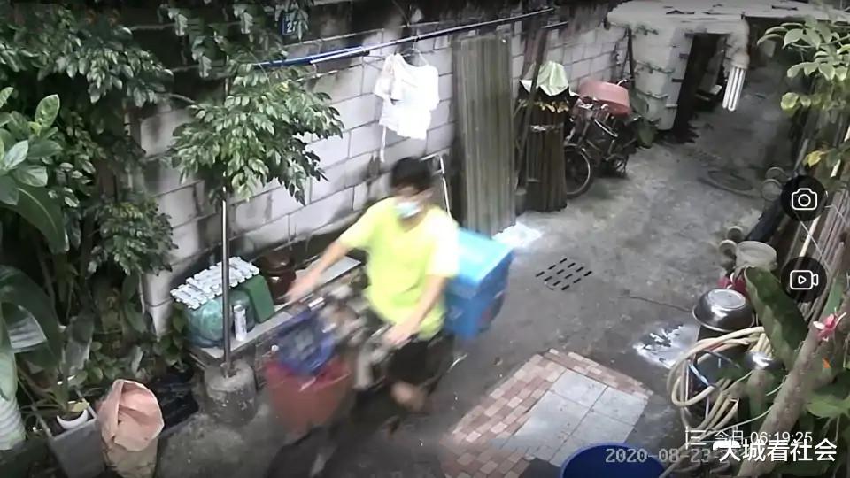 大城看社会|早上起来发现私人衣物没了,监控视频里的一幕让人气愤