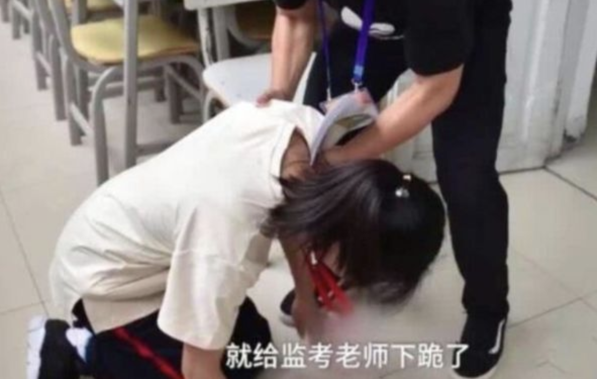 @那个忘记涂高考答题卡，给监考老师下跪求情的考生，结果怎么样？