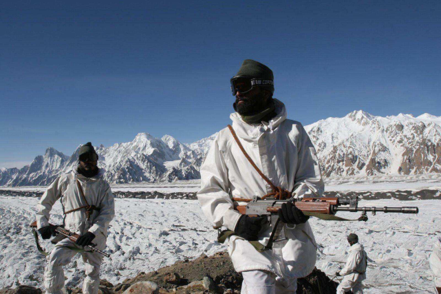 印度邊境士兵處境艱難，天氣寒冷無處尋水，士兵隻能啃冰磚解渴-圖3