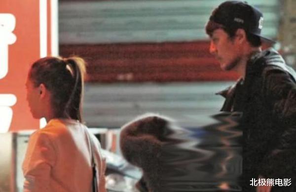 周扬青：周扬青官宣分手何超莲也来凑热闹，潘玮柏早年微博暴露秘密