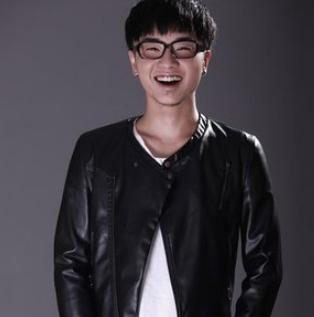 华晨宇▲“华语乐坛领军人物”华晨宇,为何被网友评价为“跳大神”?