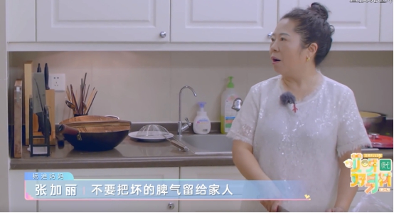 杨迪|杨迪开30万的车逛菜场，用矿泉水炖骨汤，妈妈嘱咐：不要忘记谢娜