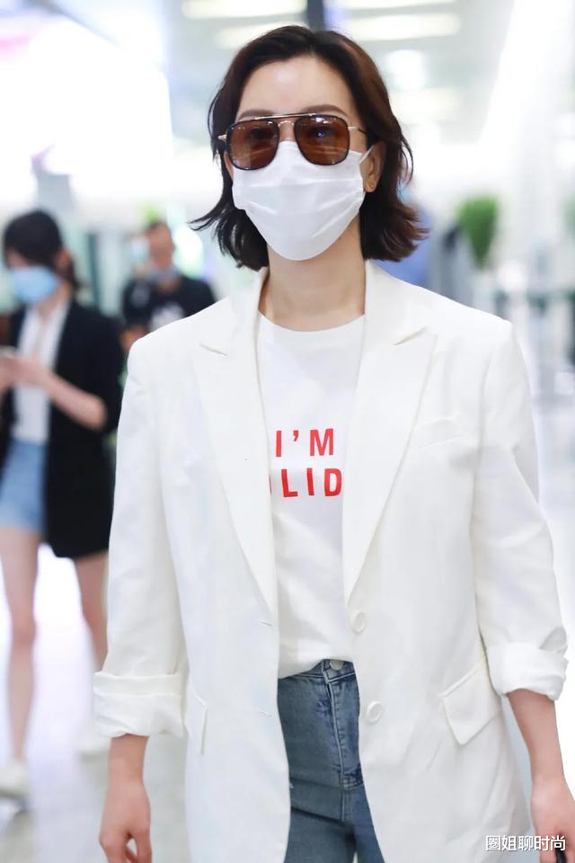 短发|陈数一身休闲走机场，白西装配短发温柔又知性，不愧中年女星顶流