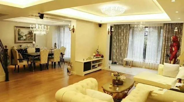 |走进叶璇现实的豪宅，卫生间摆满了化妆品，连洗手台都设计两个