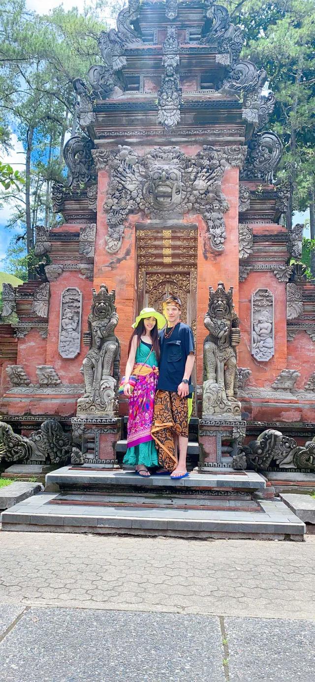 【郭碧婷】向太晒郭碧婷孕肚照！拍照特意用围巾遮肚子，向佐穿裙子意外好看