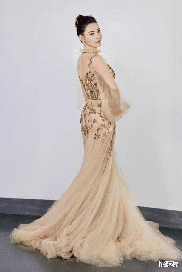 张柏芝|张柏芝穿金色露肩网纱裙，画着英气温柔并存妆，展现优雅气质