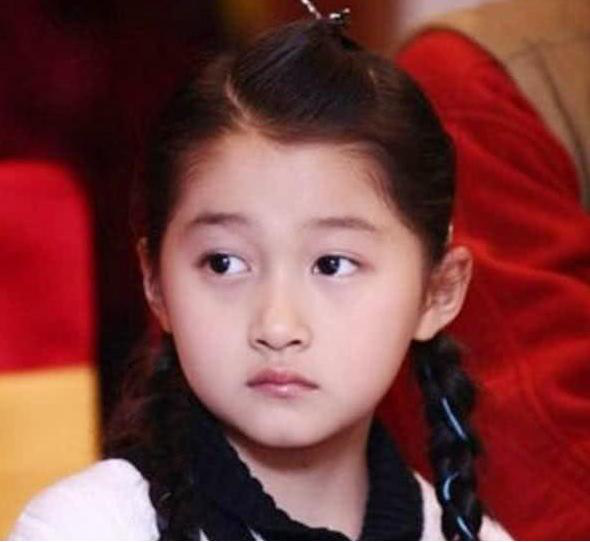 杨紫|女星小时候照片：杨幂的忍了，林允的也忍了，杨紫的就忍无可忍了