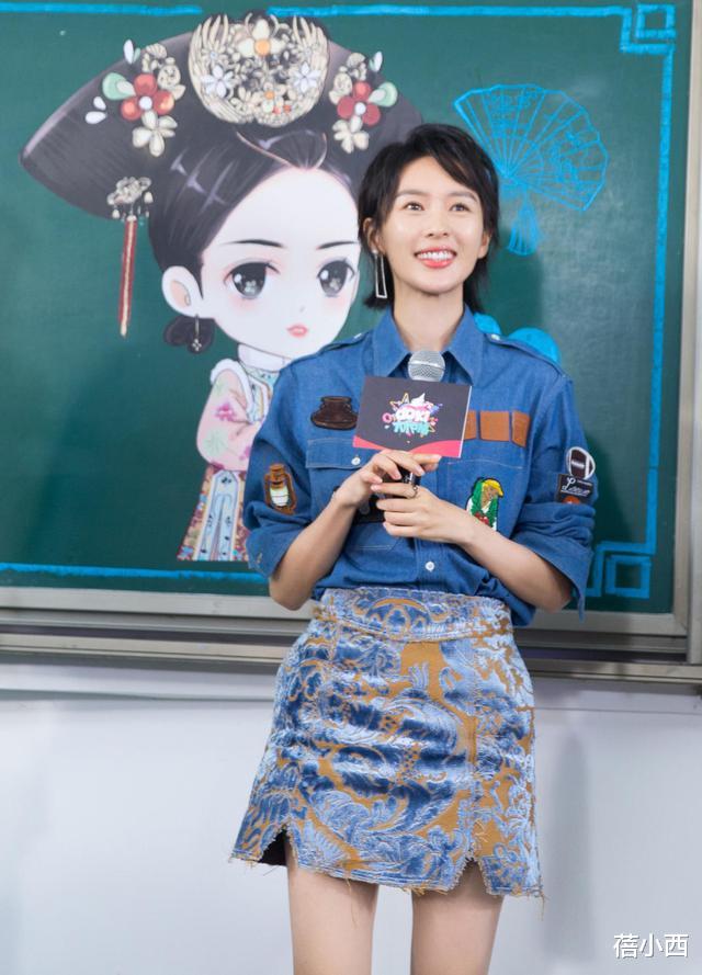 童瑶@童瑶跟富商结婚后风格变了，穿牛仔衬衫配半身裙，剪了短发更气质