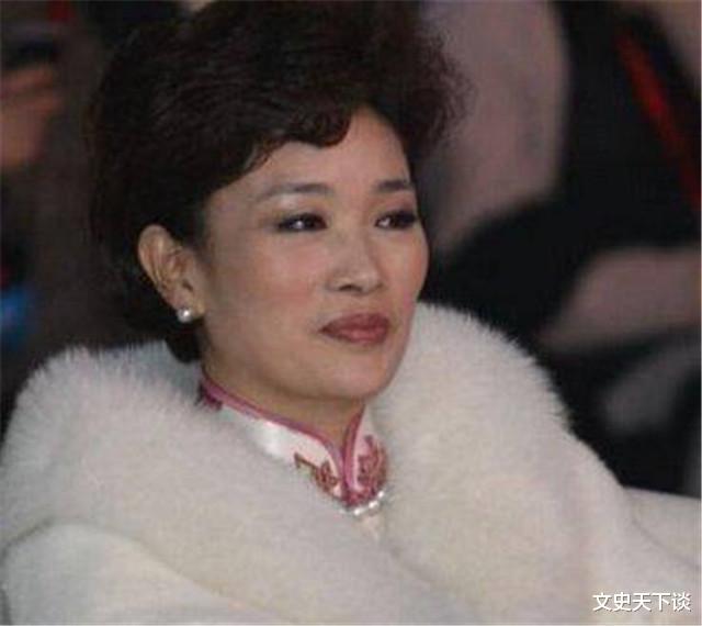 周立波|10年前,42岁浙江女富豪胡洁,嫁二婚的周立波,如今过得怎么样了