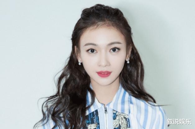 央视|死不悔改!被央视点名批评后仍不收敛,出门配6个助理30个保镖!