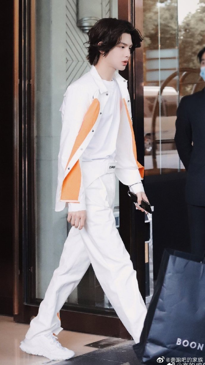 [Angelababy]跑男：蔡徐坤腰超瘦不输Angelababy，为baby提裙子超绅士