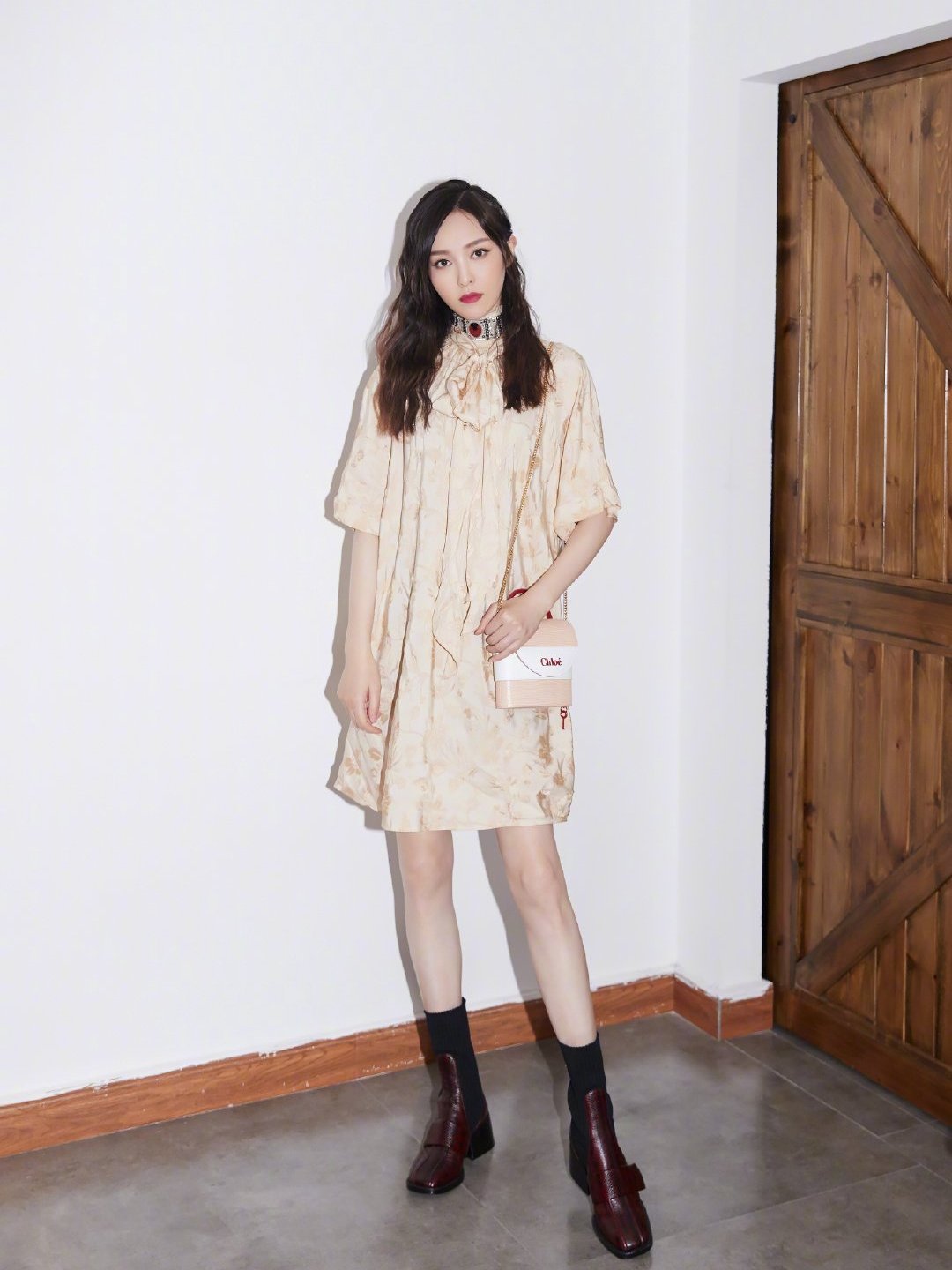 [周星驰]唐嫣生下宝宝后状态如何？嫩粉色花苞裙显骨感，罗晋宠出蜜桃少女