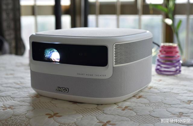投影仪|白天也能吃鸡看大片，效果媲美万元激光电视，坚果J9投影仪体验