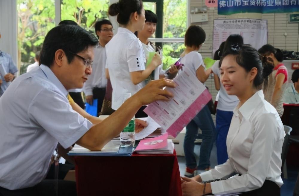 数学|面试官：母鸡两条腿，一百条腿有几只鸡？答50只的当场淘汰！