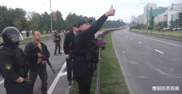 抗議者包圍總統府，大批軍警全副武裝，盧卡申科父子手握步槍現身-圖8