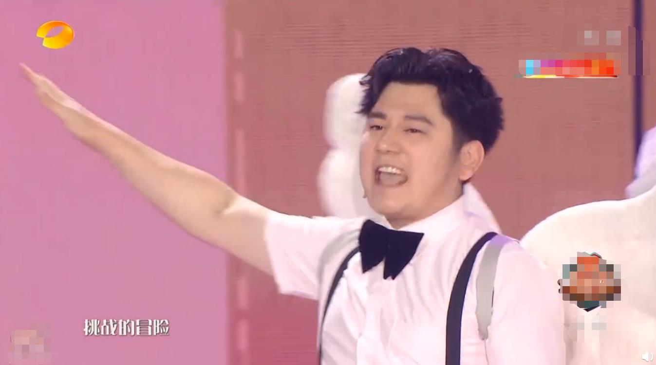 「钱枫」钱枫主持晚会却胖到像开了大头特效，网友：海涛都被他衬托成瘦子了