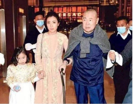 [刘銮雄]刘銮雄前女友女儿罕见爆照，收父亲2亿元的珠宝，连声爸爸都不喊