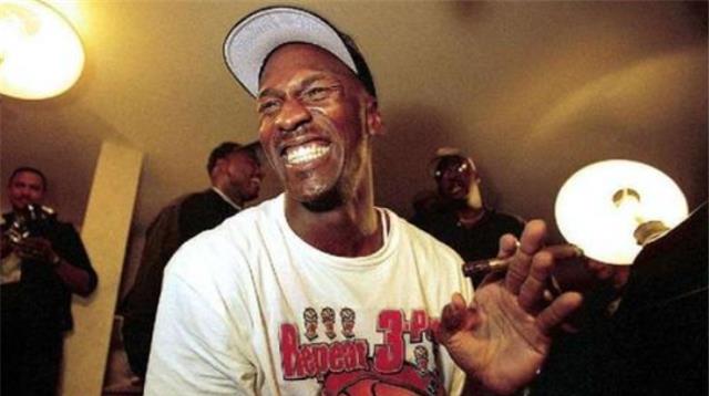 【迈克尔·乔丹】乔丹切雪茄切断食指不能弯曲变残疾,为什么依旧可以拿下三连冠