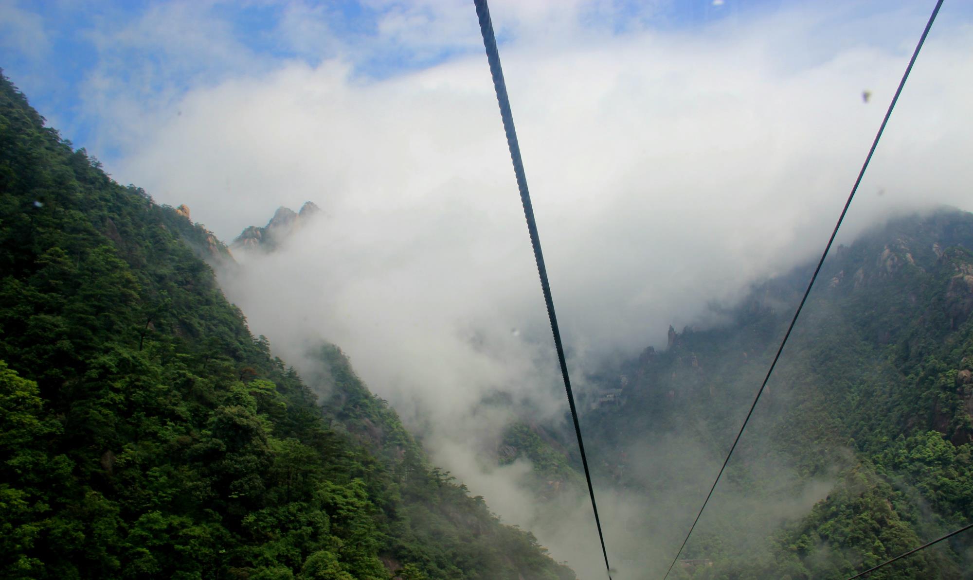 「三清山」这座道教名山，雾气萦绕恍如仙境，是中国最美的五大峰林之一