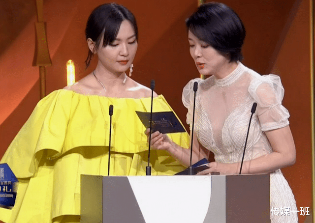 周冬雨|金鸡奖颁奖晚会搞笑瞬间，影后周冬雨自黑：我小黄鸭也变成了金鸡