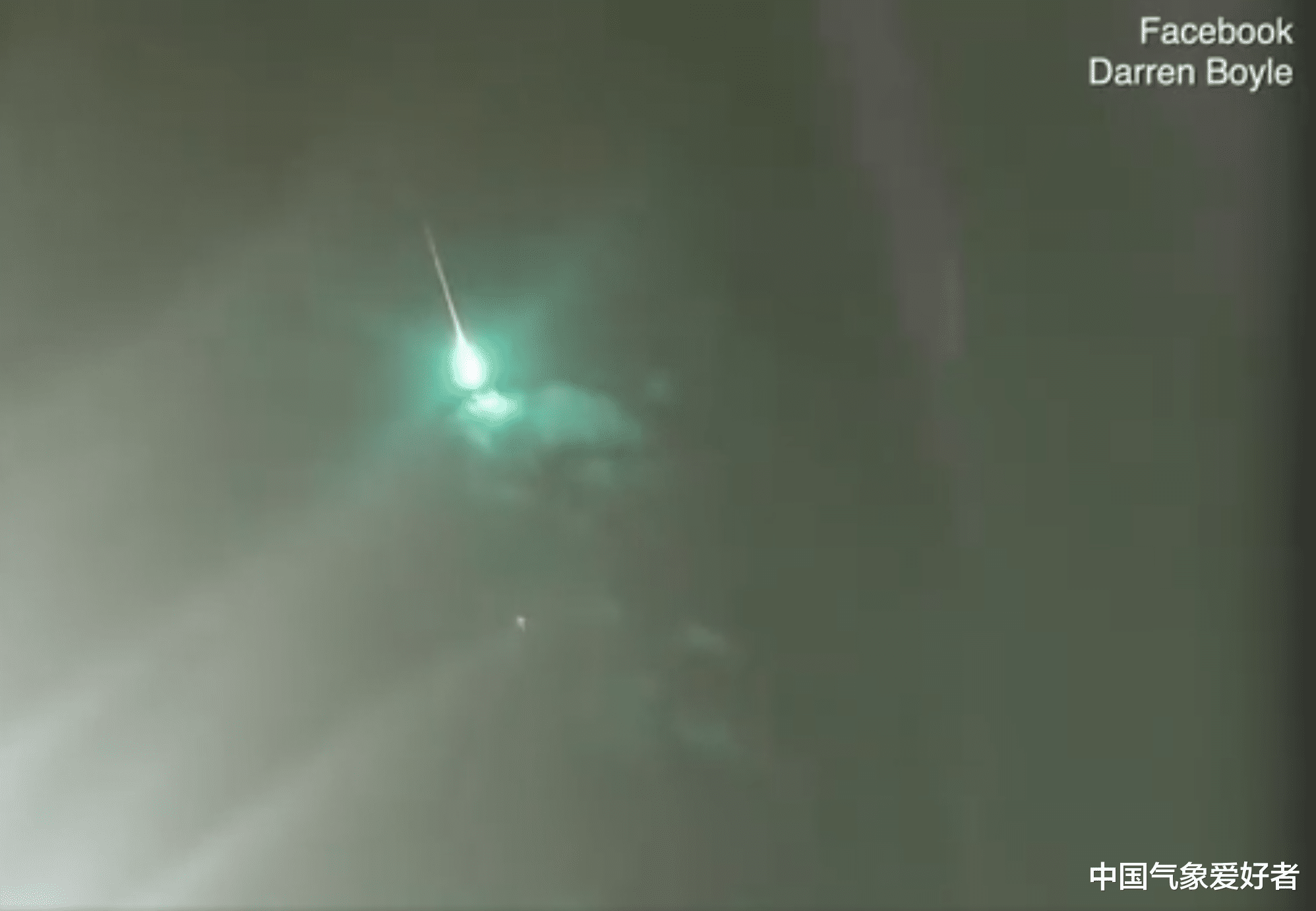 UFO▲灾难前兆还是飞碟降临？澳洲夜空突现神秘飞行物，发出耀眼绿光！