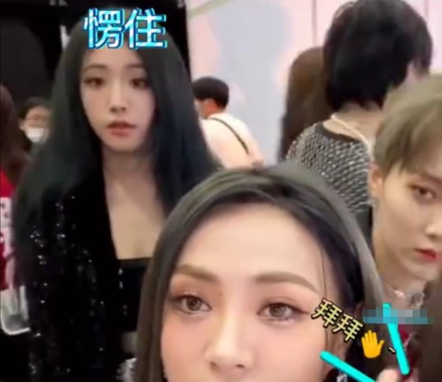 极简|喻言不愧是变脸大师，录制主题曲时笑容甜美，暂停后瞬间变冷漠脸