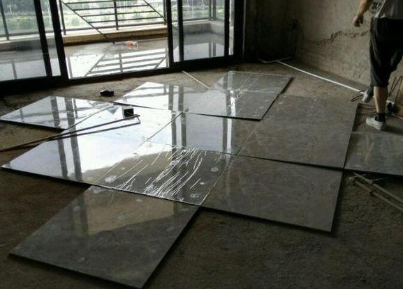 『』晒晒家里装修，水电不开槽的地面这样铺瓷砖，师傅技术真不错！