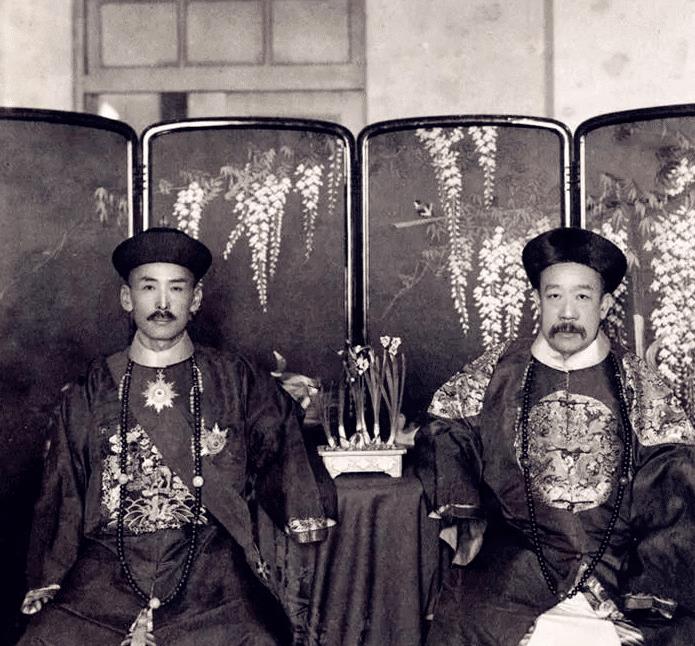 朱元璋■一组名人的罕见合影:图三是杜月笙和戴笠,图九是李小龙红颜知己