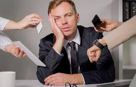 『』在职场上想要不被人排挤，就要保持自我的能力提升，树立威信