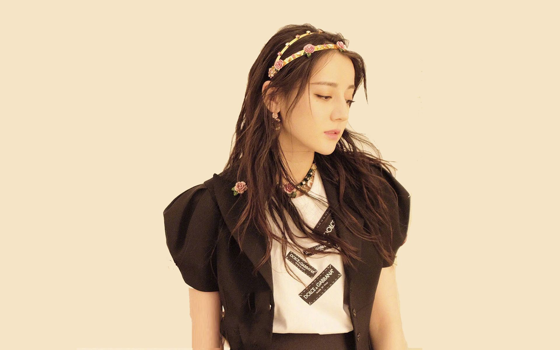 【迪丽热巴】迪丽热巴的“小白鞋”火遍全网，看着又脏又丑，得知价格：打扰了