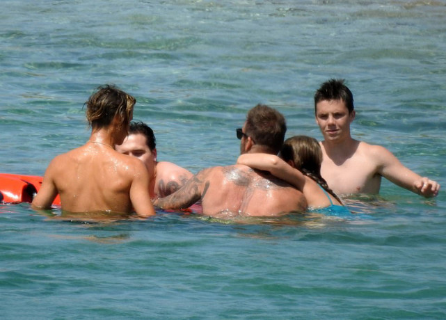 权珉娥|贝克汉姆全家希腊度假,大海中拥吻女儿,9岁小七花式粘老爸